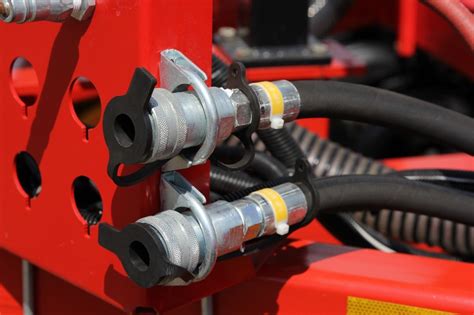 Zdjęcie przedstawiające łatwość podłączania szybkozłącza hydraulicznego w maszynie rolniczej