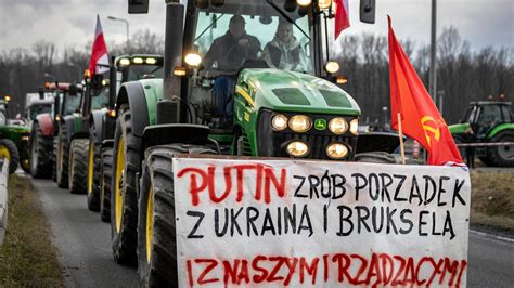 Zatroskany rolnik obserwujący dymiący ciągnik