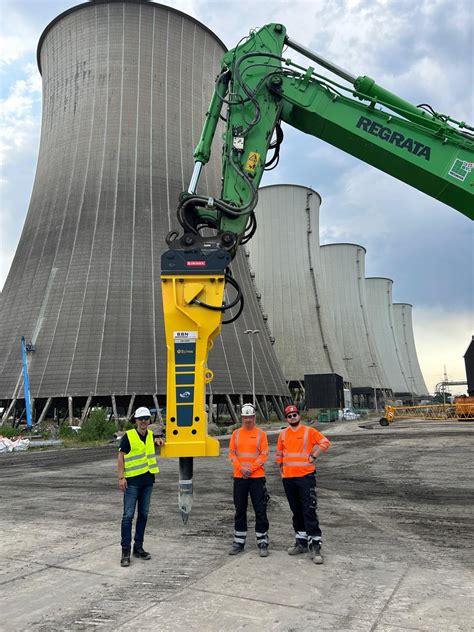 zdjęcie operatora wykonującego codzienną kontrolę młota hydraulicznego przed pracą