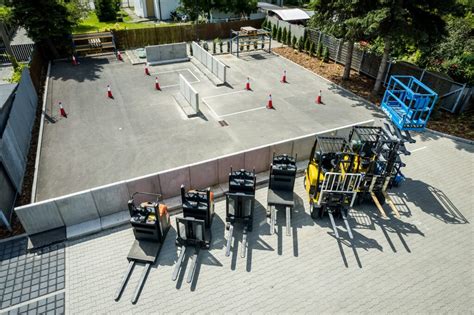 Zdjęcie przedstawiające plac manewrowy do egzaminu na wózki widłowe