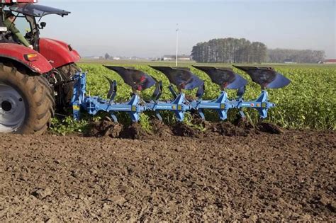 Infografika przedstawiająca różne rodzaje pługów rolniczych, z wyróżnieniem pługa obrotowego i jego zastosowań.