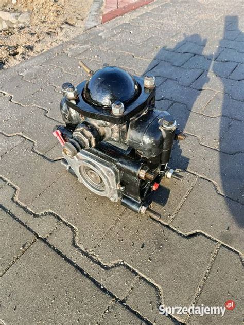 Zdjęcie pompy opryskiwacza Pilmet P60 z widocznym korkiem spustowym wody