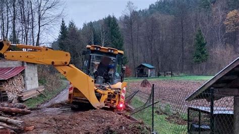 Operator koparki z wyraźnym widokiem przez przednią szybę maszyny