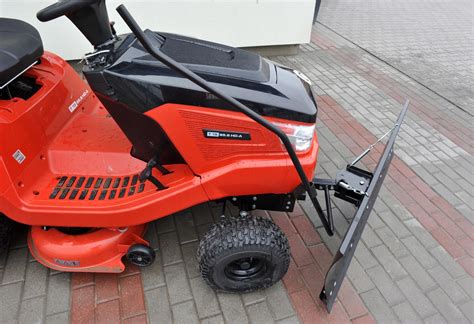 zdjęcie traktorka ogrodowego z dodatkowymi akcesoriami