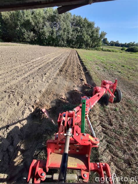 zdjęcie ogólne pługa obrotowego AGRO-MASZ w akcji na polu