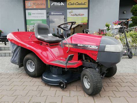 Zdjęcie traktorka-kosiarki Murray Sentinel w akcji na trawniku