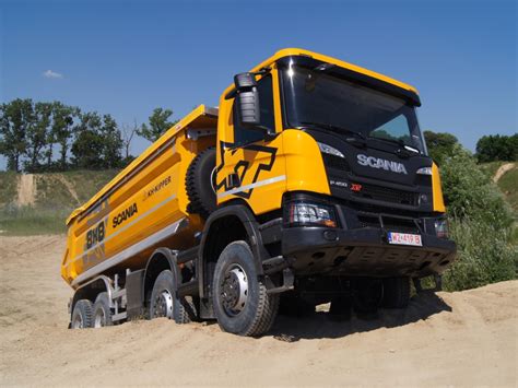 Scania XT P450 8x8 z zabudową KH-Kipper podczas pracy w terenie