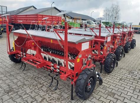 zdjęcie poglądowe siewnika zbożowego marki Famarol na polu