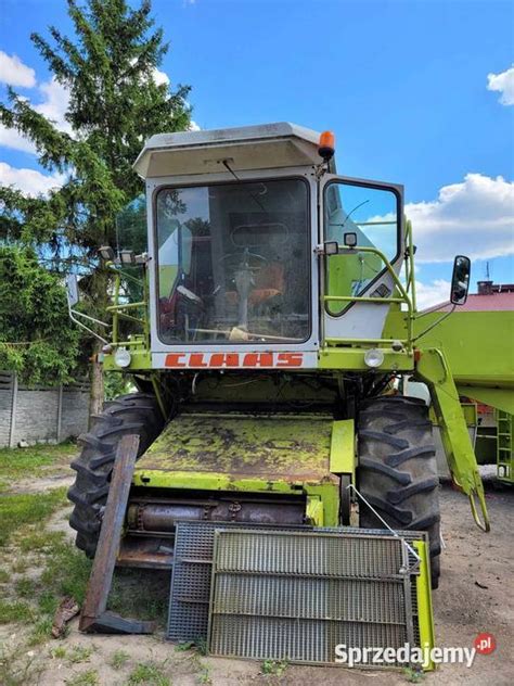 Zdjęcie kombajnu Claas Dominator 106 w pracy na polu