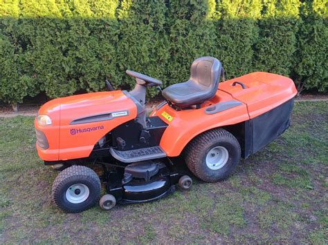 zdjęcie traktorka kosiarki Husqvarna CTH 180 pracującego w ogrodzie