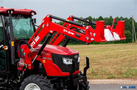 Zdjęcie ładowacza czołowego Metal Technik MTS 900 zamontowanego na ciągniku podczas pracy