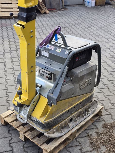 Zagęszczarka gruntu 500 kg Wacker Neuson w akcji na placu budowy