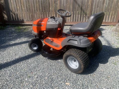 Traktorek kosiarka Husqvarna LTH 151 podczas pracy na trawniku