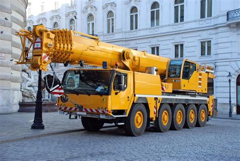 Dźwig samochodowy w trakcie podnoszenia elementów konstrukcyjnych