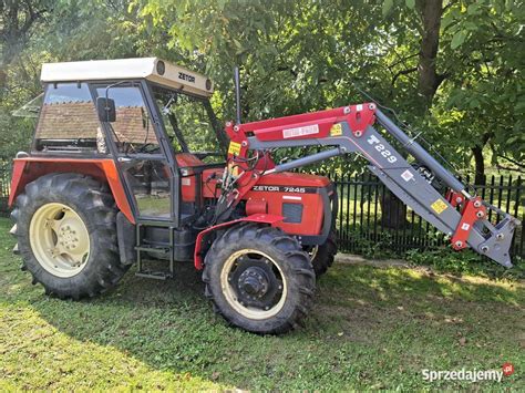 Zetor 7245 z zamontowanym ładowaczem czołowym