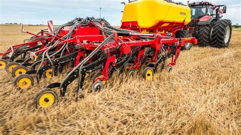 zdjęcie siewnika Väderstad Seed Hawk 1300 w akcji