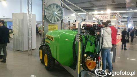 Opryskiwacz sadowniczy Dominiak z kolumną holenderską w akcji
