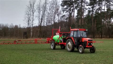 Ciągnik z opryskiwaczem sadowniczym Dominiak w polu