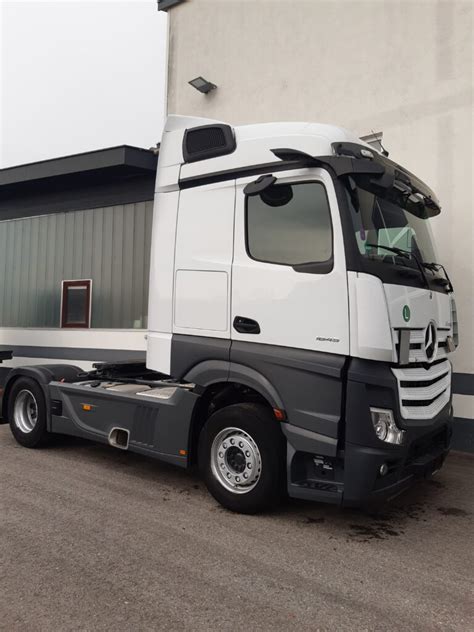 Mercedes-Benz Actros MP5 z widocznym systemem MirrorCam (cyfrowe lusterka)