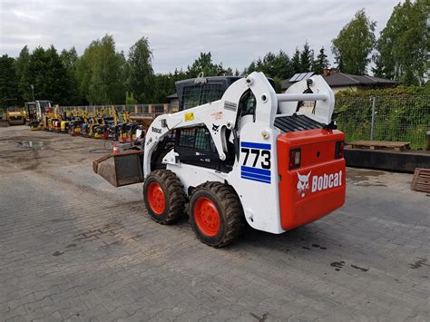 Ładowarka Bobcat S70 w akcji na małym placu budowy