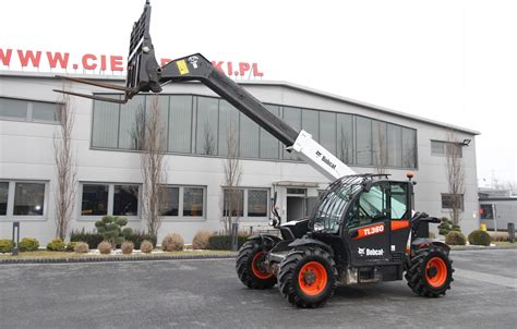 Ładowarka teleskopowa Bobcat podnosząca ciężkie materiały na dużą wysokość