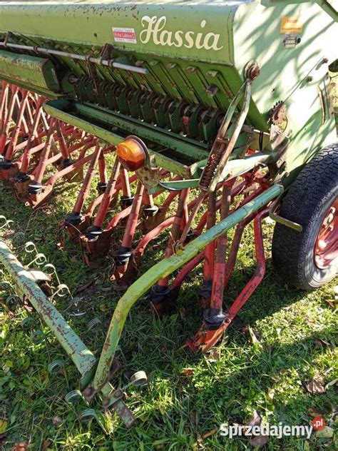 Zdjęcie siewnika rolniczego Hassia Dan 250 w pracy na polu