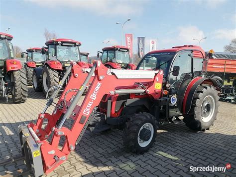 Zdjęcie przedstawiające nowoczesny ciągnik Basak z serii RedPower