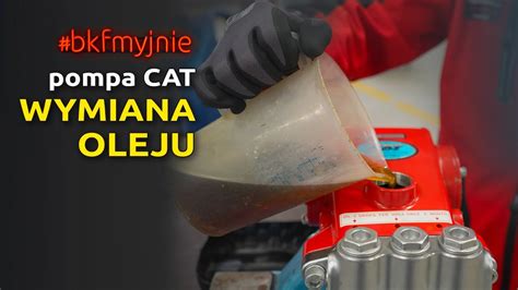 Zdjęcie przedstawiające mechanika sprawdzającego poziom oleju w pompie opryskiwacza lub schemat punktów smarowania