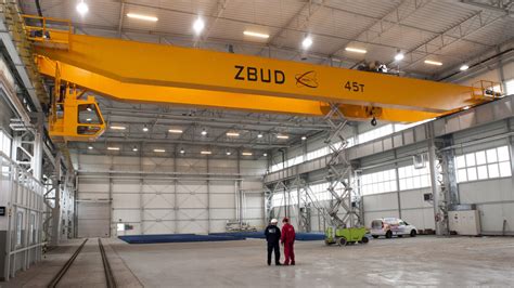 Wizualizacja żurawia obrotowego w hali produkcyjnej z pracownikiem