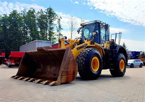 Zdjęcie ładowarki Komatsu WA380-7 w pracy, ukazujące jej wszechstronność w wymagających warunkach