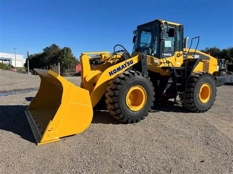 Zdjęcie wnętrza kabiny Komatsu WA380-7 z ergonomicznym fotelem i pulpitami sterującymi