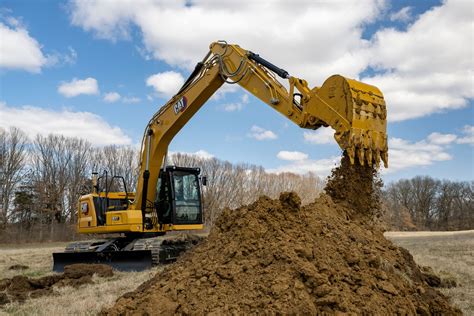 Tematyczne zdjęcie koparki kołowej Komatsu w akcji