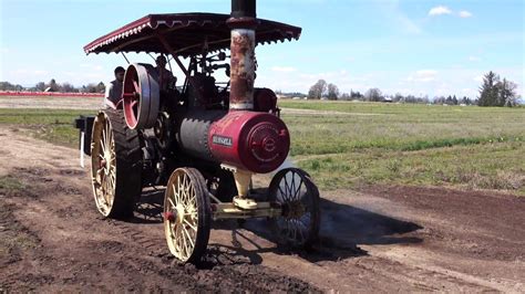 historyczny traktor parowy lub pierwszy ciągnik Froelicha