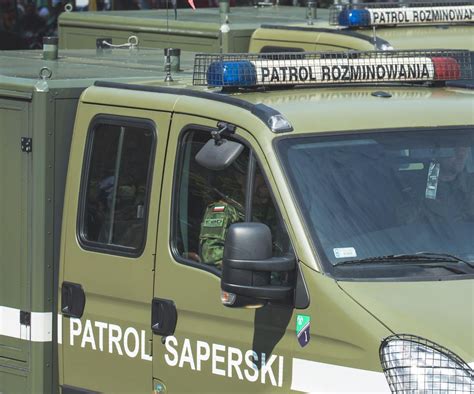 zdjęcie koparko-ładowarki XCMG w akcji na placu budowy lub w gospodarstwie rolnym