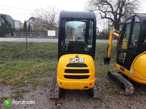 Thematyczne zdjęcie minikoparki JCB 8018 w akcji