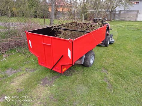 Zdjęcie dużego kosza na trawę traktorka ogrodowego