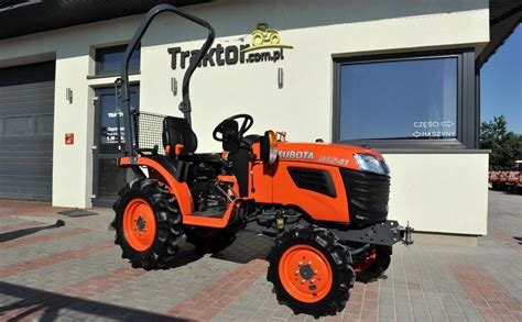 Traktorek ogrodowy z napędem 4x4 pokonujący trudny teren
