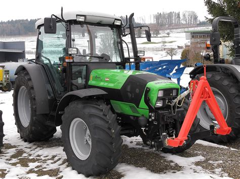 Thematyczne zdjęcie ciągnika Deutz-Fahr Agroplus S 410 pracującego w sadzie