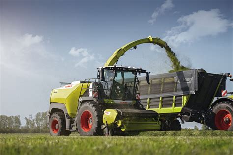 Zdjęcie sieczkarni Claas Jaguar 1200 podczas pracy na polu