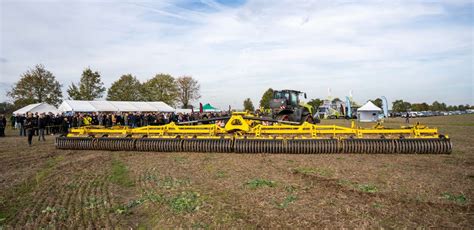 Zdjęcie brony talerzowej Bednar Swifterdisc XE 18400 Mega w akcji z ciągnikiem John Deere