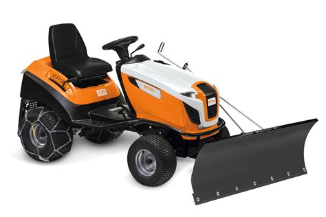 Zdjęcie traktorka Stihl z zamontowanymi akcesoriami, np. do odśnieżania.