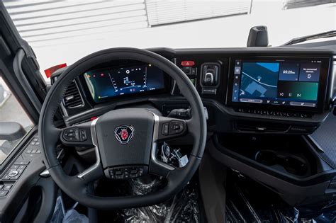 Zdjęcie ergonomicznego kokpitu Iveco Stralis z deską rozdzielczą i wyświetlaczem