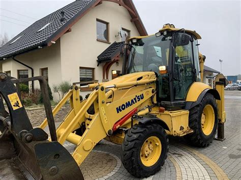 Wielozadaniowa koparko-ładowarka Komatsu w akcji