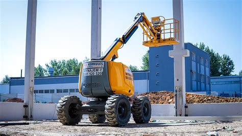 Wysięgnik koparko-ładowarki Komatsu podczas pracy