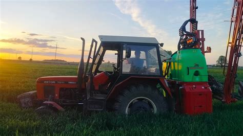 Tematyczne zdjęcie opryskiwacza zawieszanego w akcji na polu