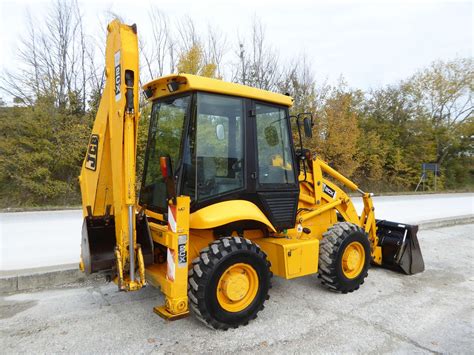 JCB 2CX na placu budowy w akcji