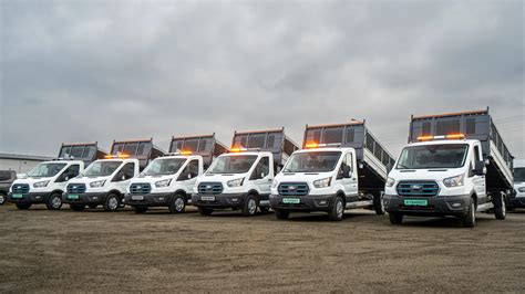 Elektryczna wywrotka Ford E-Transit w barwach firmy PreZero