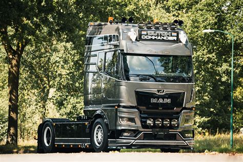 Wnętrze kabiny MAN TGX GX z pulpitem kierowcy i systemem SmartSelect