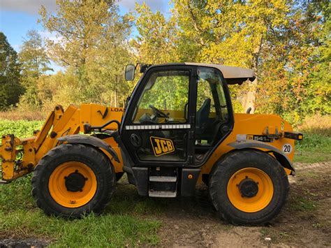 Zdjęcie przedstawiające ładowarkę JCB 410 podczas pracy