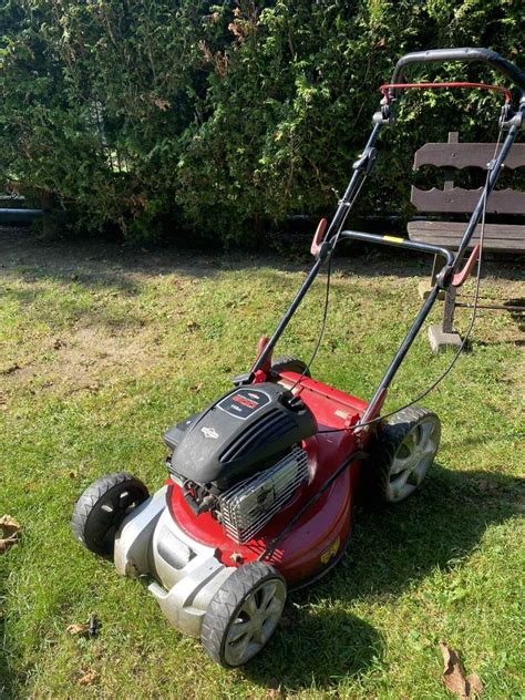 kosiarka Briggs & Stratton w trakcie pracy